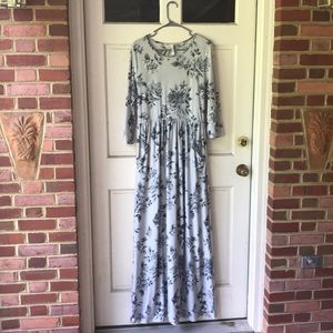 Long maxi dress with pockets!